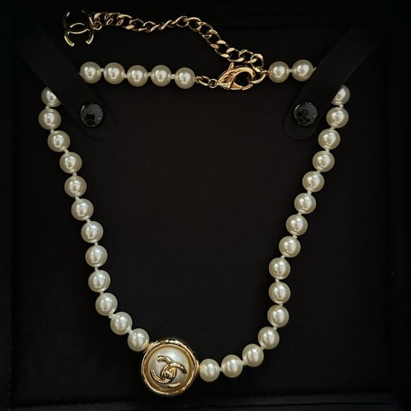 Chanel Necklace with Pearls and Logo - Picture 1 of 2